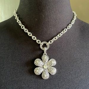 Silver chained necklace with flower pendent.